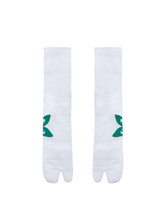 Load image into Gallery viewer, Stingwater Aapi tabi socks white