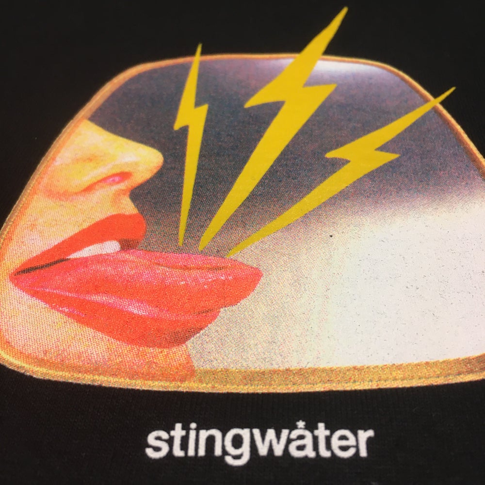 It stings the face T shirt black