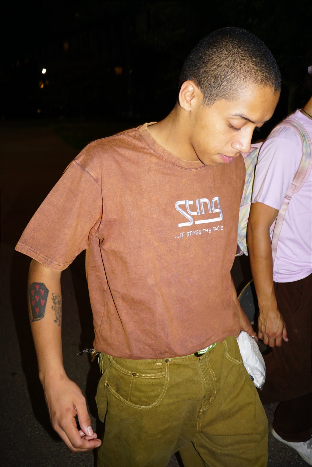 It Stings the Face T-Shirt Acid Wash Brown